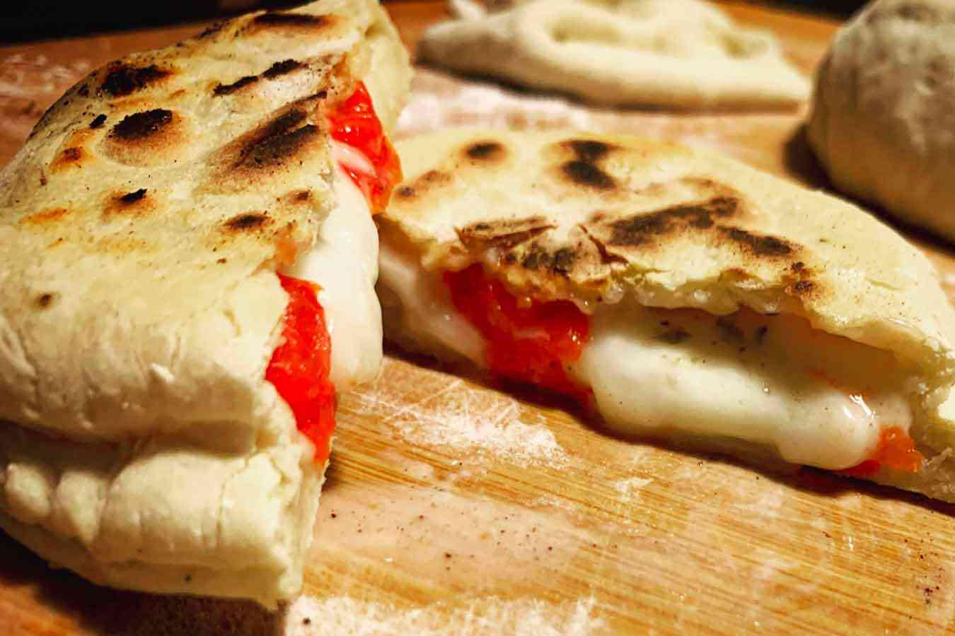 Focaccia in padella pomodoro e mozzarella