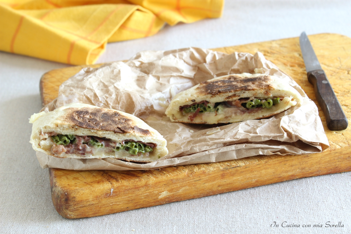 Focaccia in padella ripiena di fagiolini e prosciutto