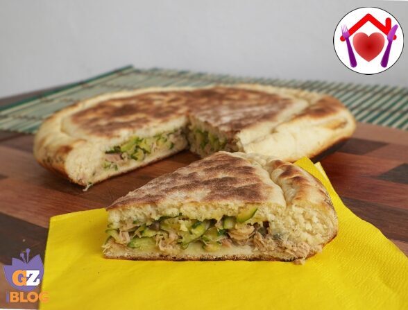 Focaccia in padella ripiena di zucchine e tonno