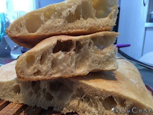 Focaccia in teglia con farina di frumento di tipo 0, impasto idratato tipo bonci