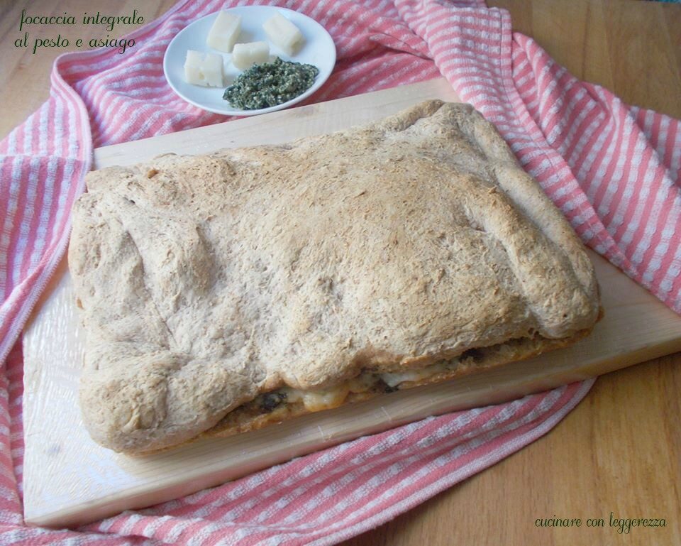 Focaccia integrale al pesto e asiago – lievito madre