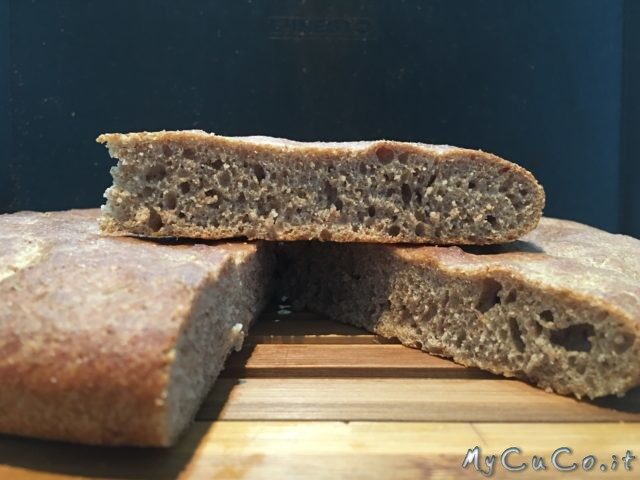 Focaccia integrale con cuisine companion