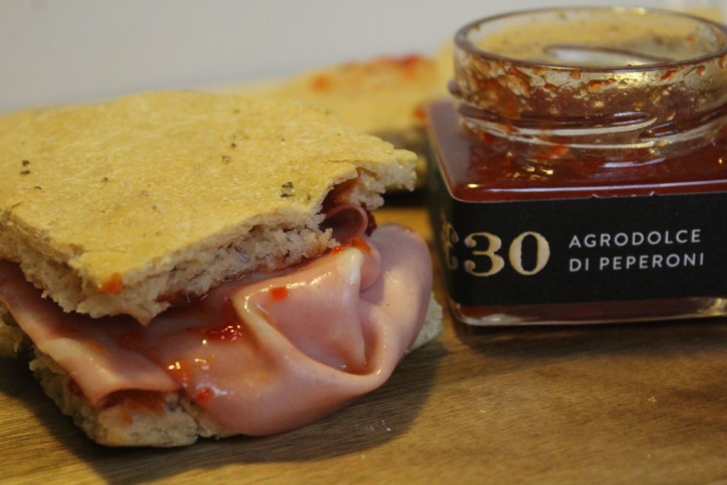 Focaccia integrale con mortadella e agrodolce di peperoni