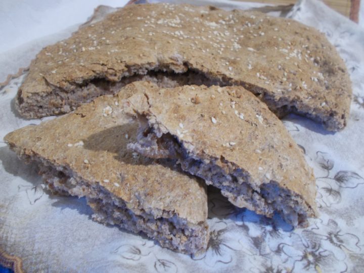Focaccia integrale con noci e semi di sesamo – lievito madre