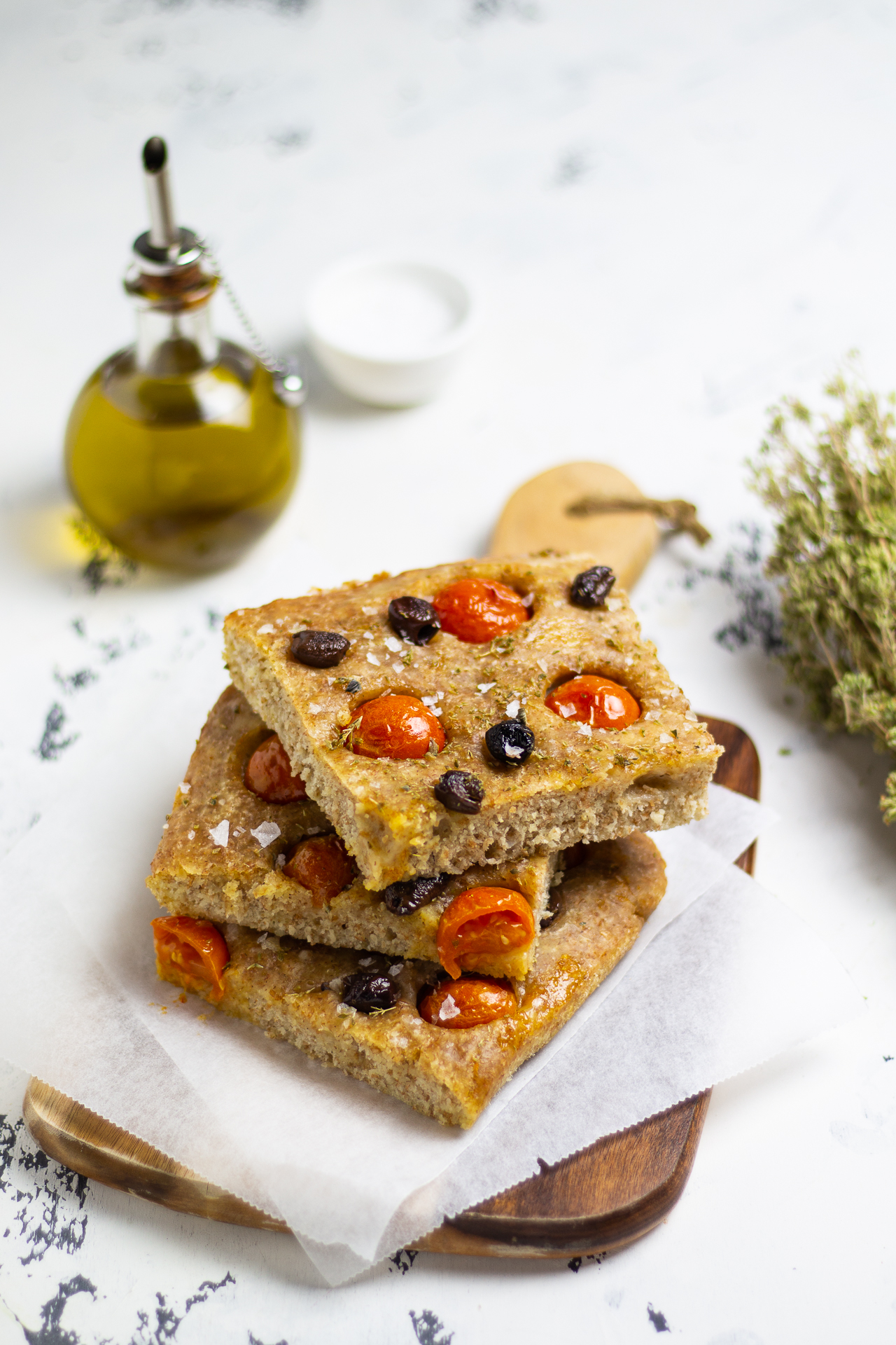 Focaccia integrale con olive e pomodorini
