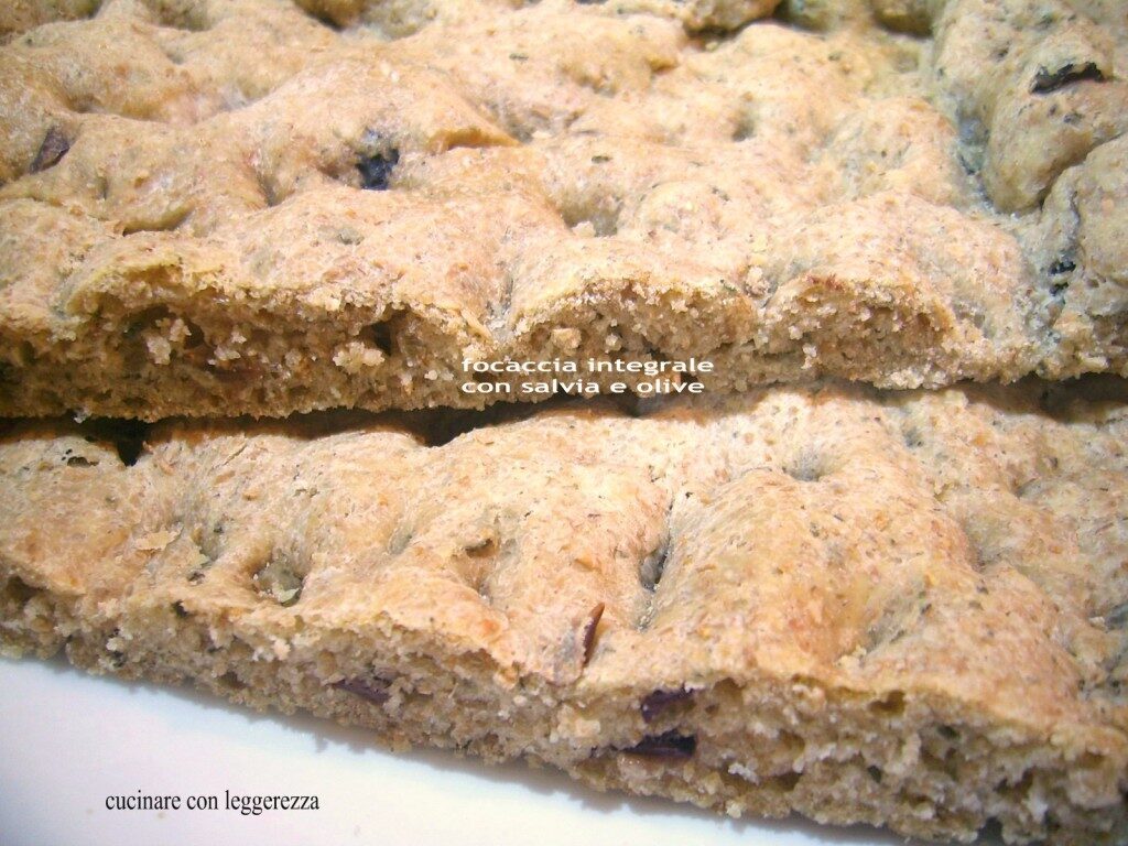 Focaccia integrale con salvia e olive – lievito madre