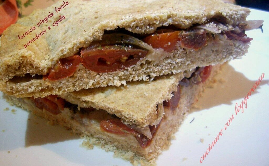 Focaccia integrale farcita pomodorini e cipolla con lievito madre