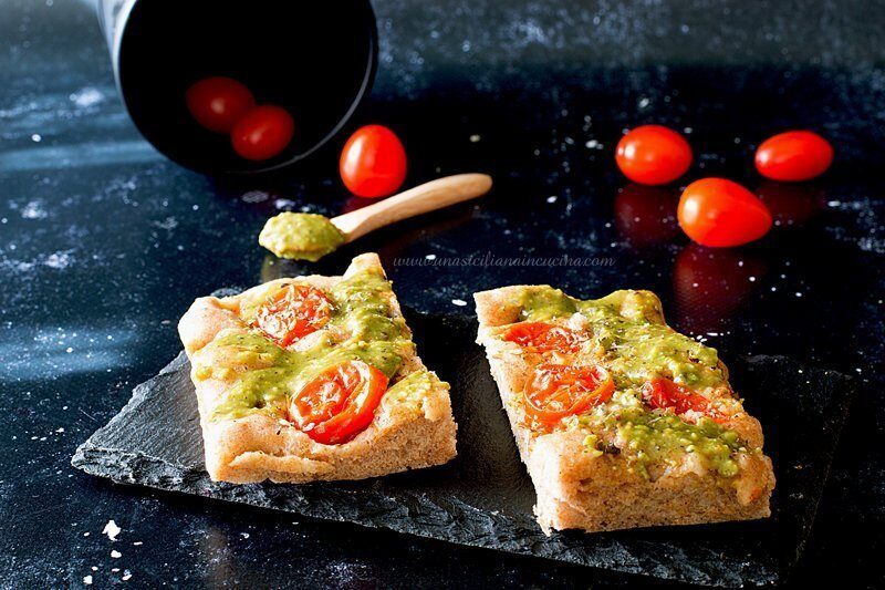 Focaccia integrale pistacchi e pomodorini
