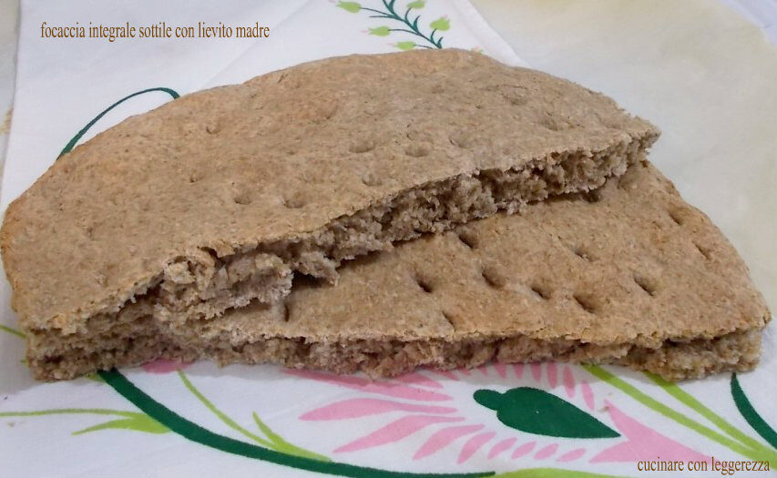 Focaccia integrale sottile con lievito madre