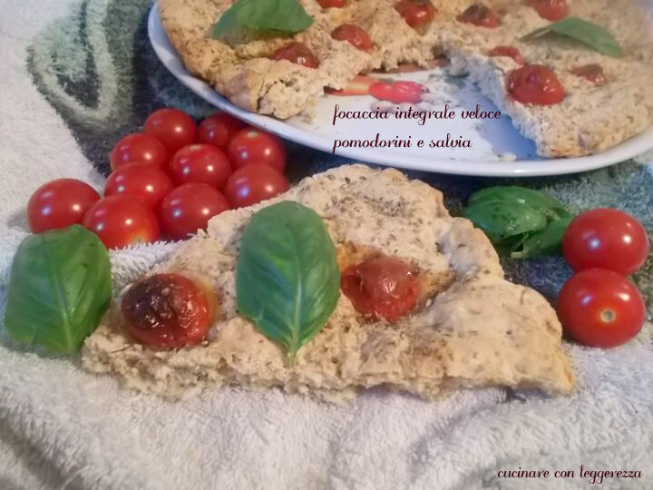 Focaccia integrale veloce pomodorini e salvia