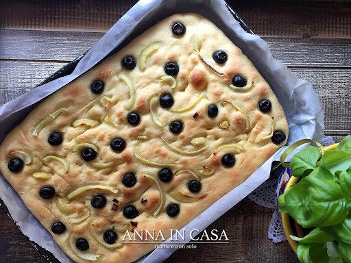 Focaccia morbida cipolle e olive – ricetta passo passo