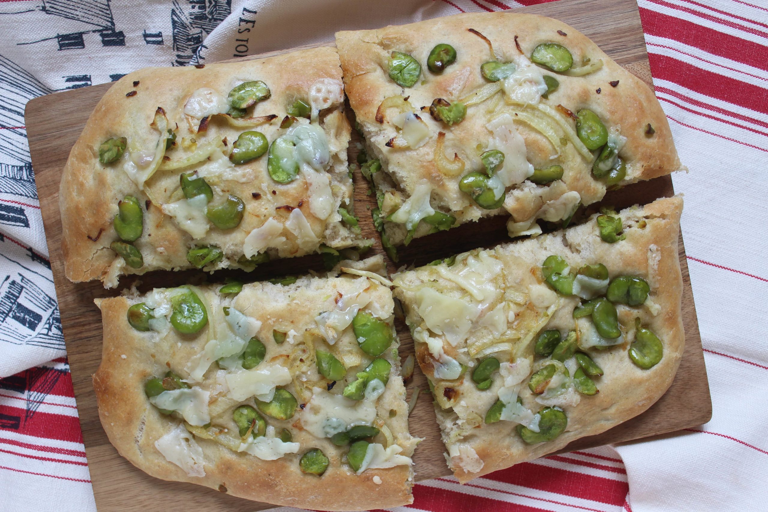 Focaccia morbida con fave, cipolle e pecorino
