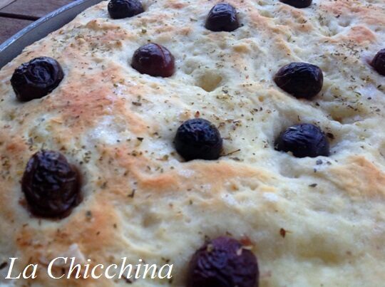 Focaccia morbida con patate ed olive