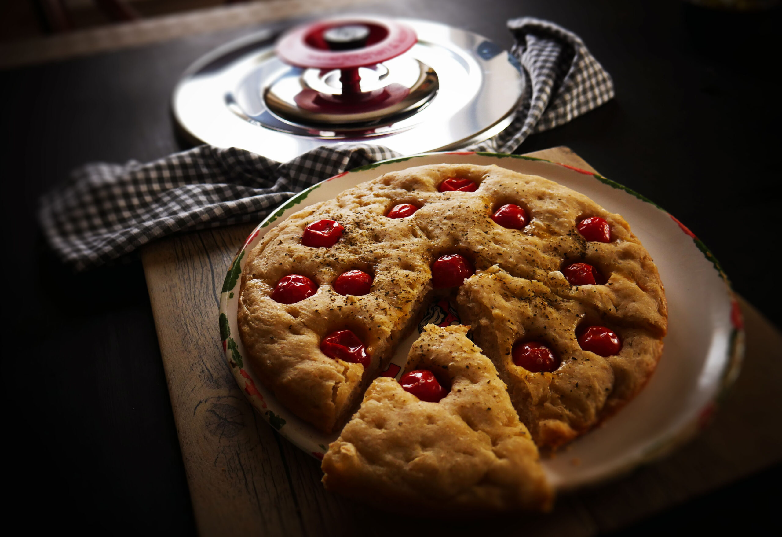 Focaccia morbida con pomodorini e origano