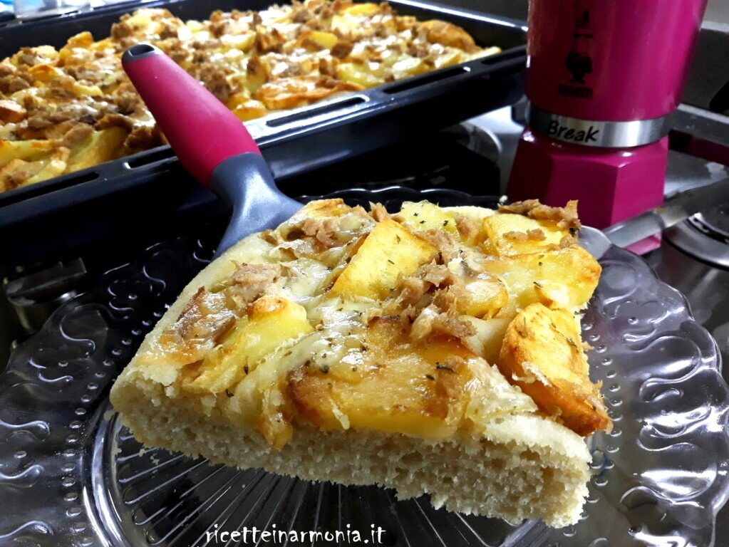 Focaccia morbida tonno cipolle e patate