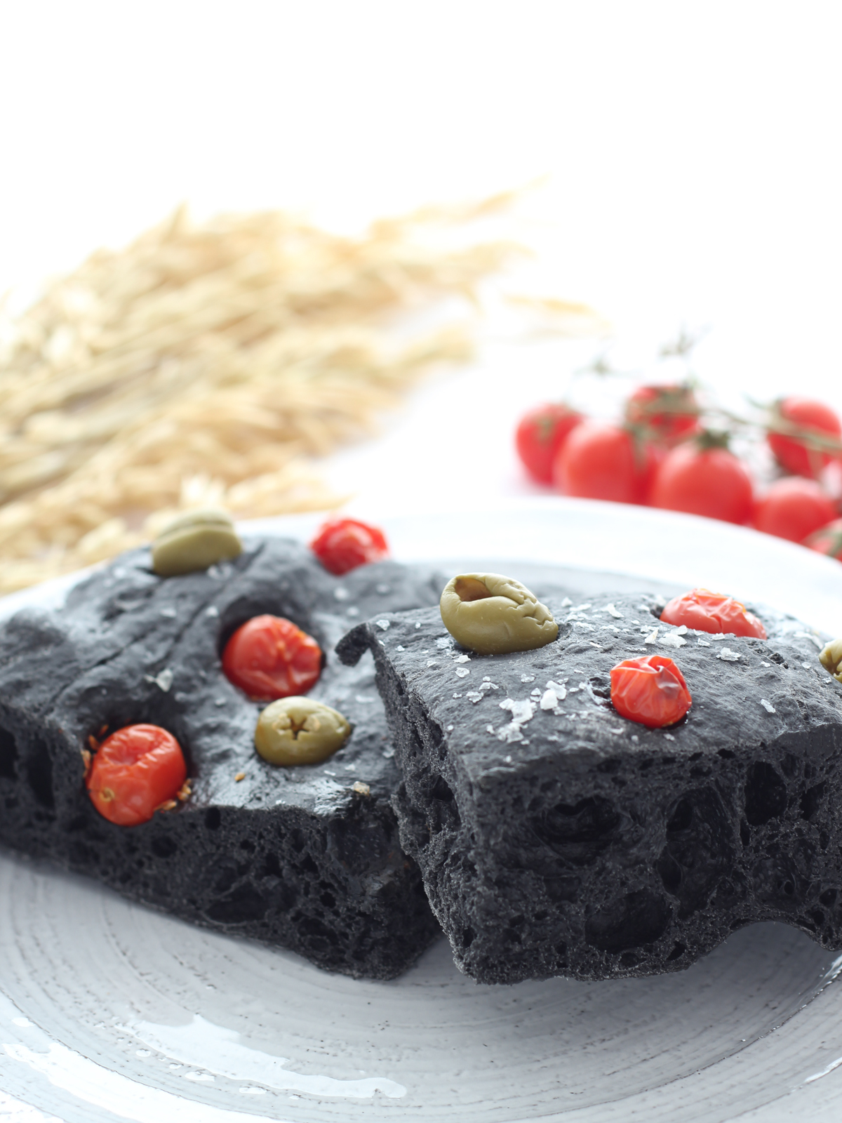 Focaccia nera al carbone vegetale