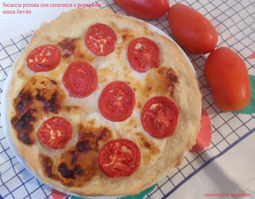 Focaccia pizzata con crescenza e pomodoro – senza lievito