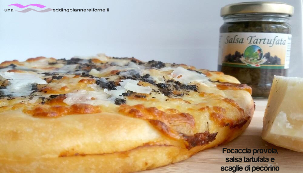 Focaccia provola, salsa tartufata e scaglie di pecorino