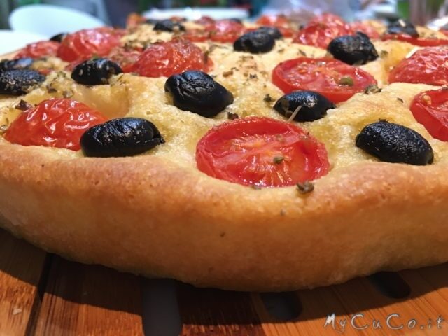 Focaccia pugliese col cuisine companion