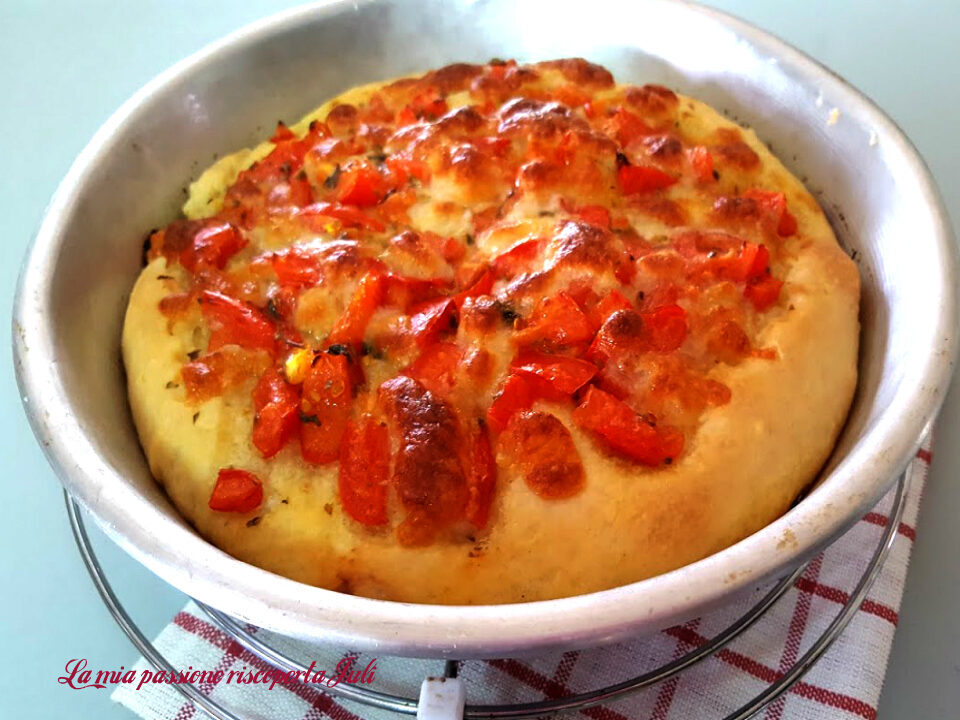 Focaccia pugliese con pomodori