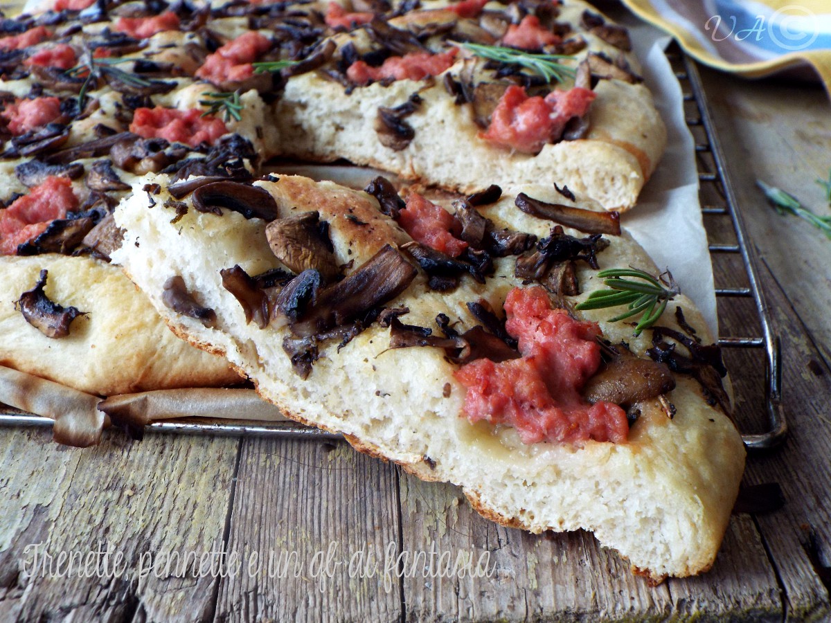 Focaccia pugliese funghi e salsiccia