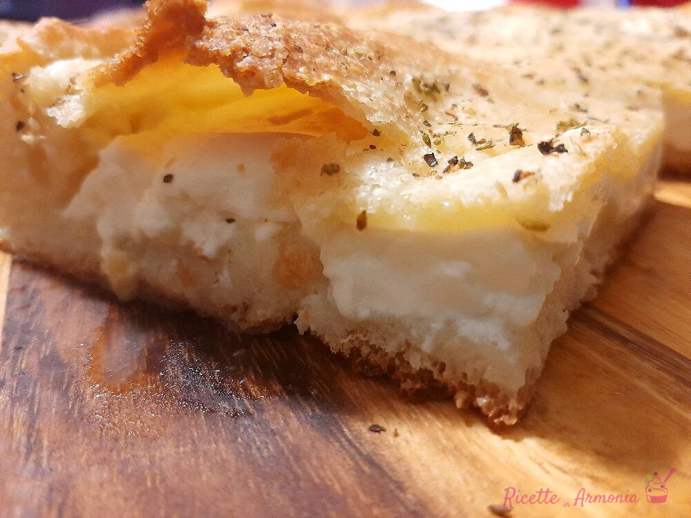 Focaccia ripiena con crescenza