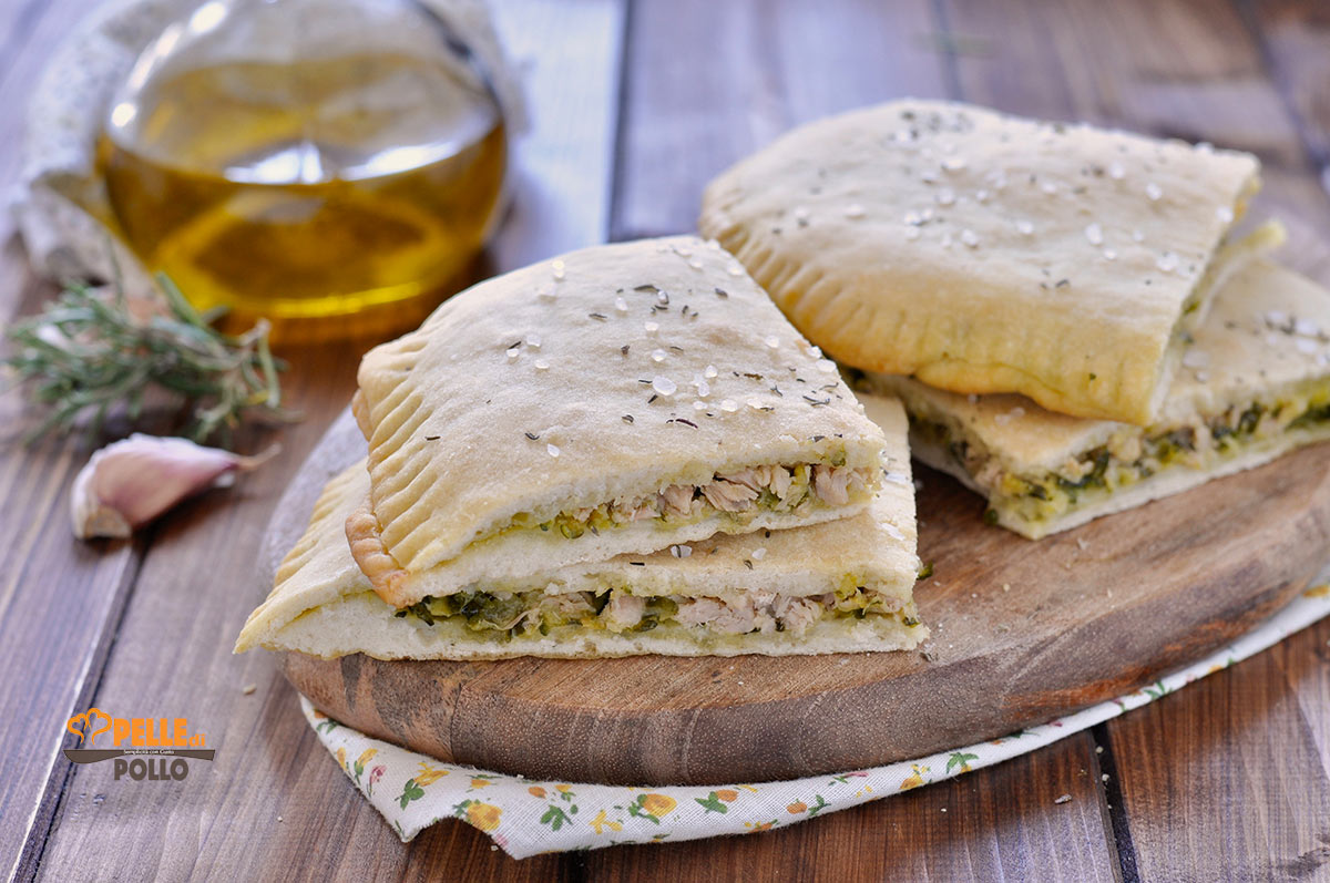 Focaccia ripiena con tonno e zucchine