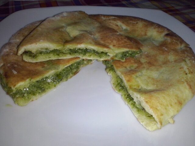 Focaccia ripiena di stracchino e pesto