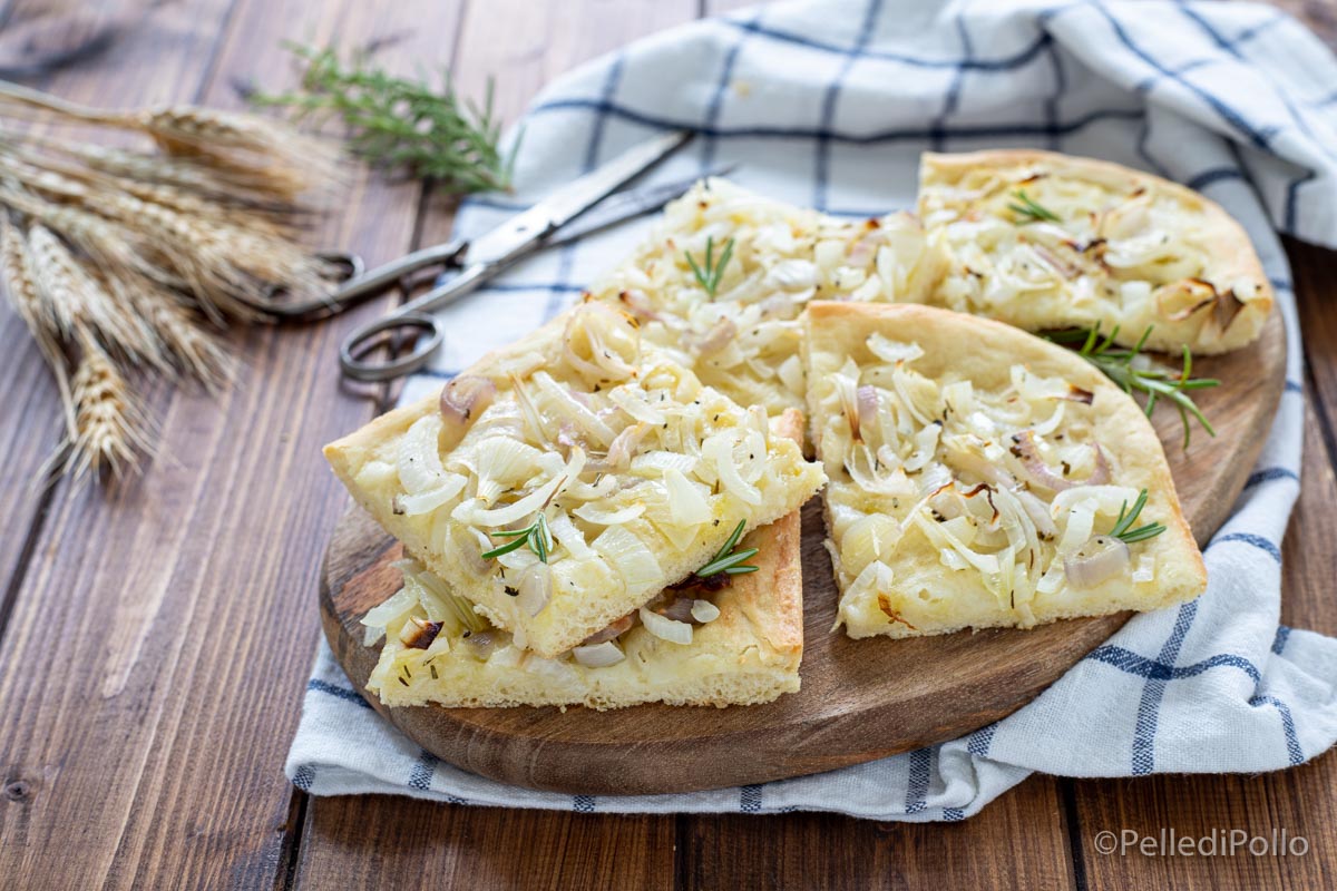 Focaccia rustica alle cipolle con impasto di semola