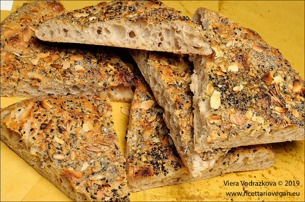 Focaccia rustica di farro integrale e semi vari