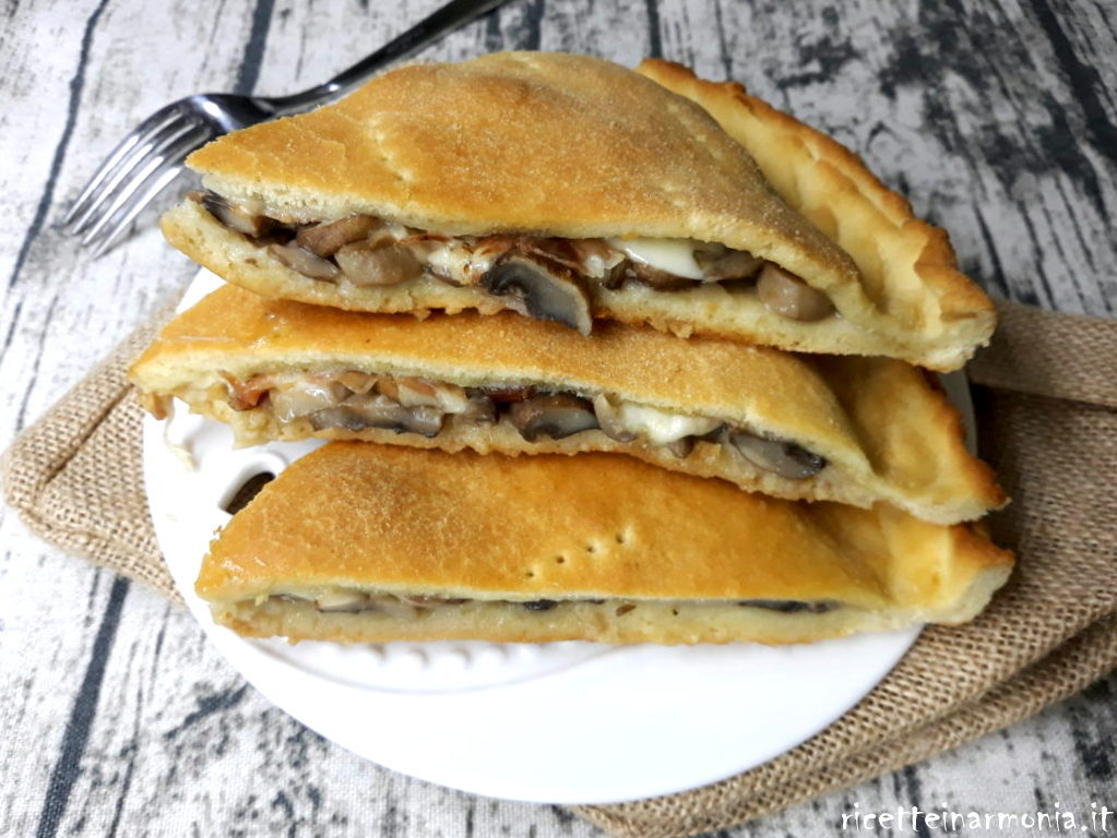 Focaccia rustica funghi freschi e speck