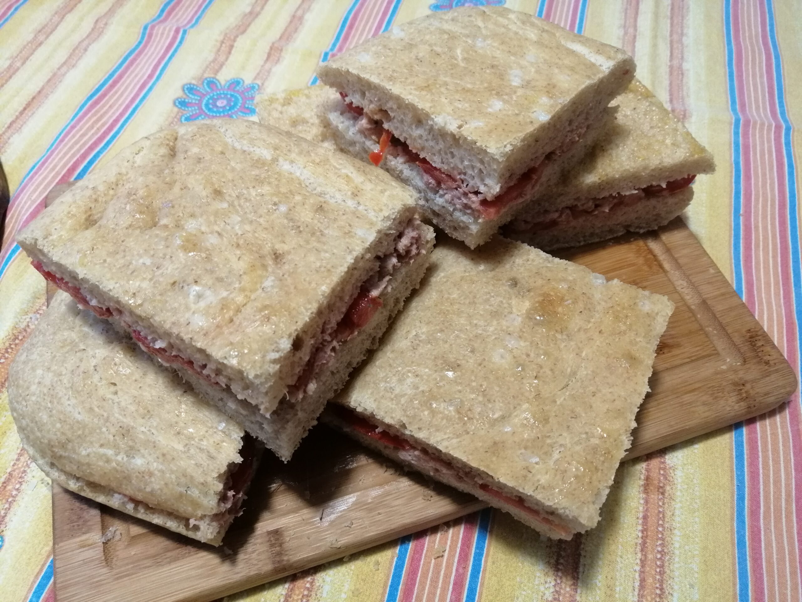 Focaccia salata farcita con tonno e pomodori