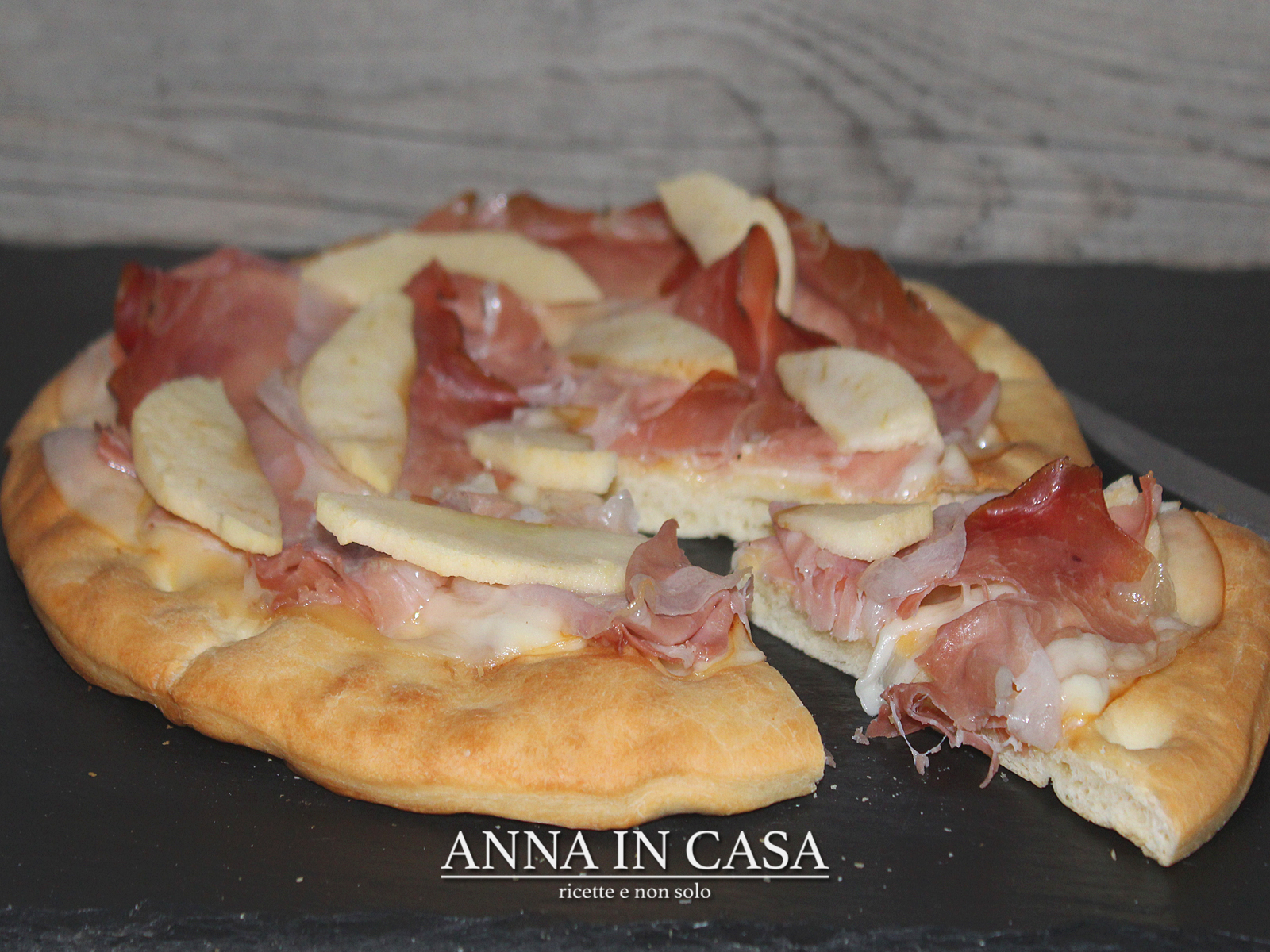 Focaccia saporita speck e mele