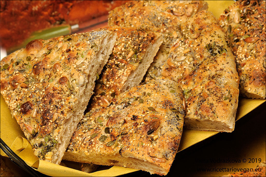 Focaccia semiintegrale con erbe aromatiche e semi oleosi