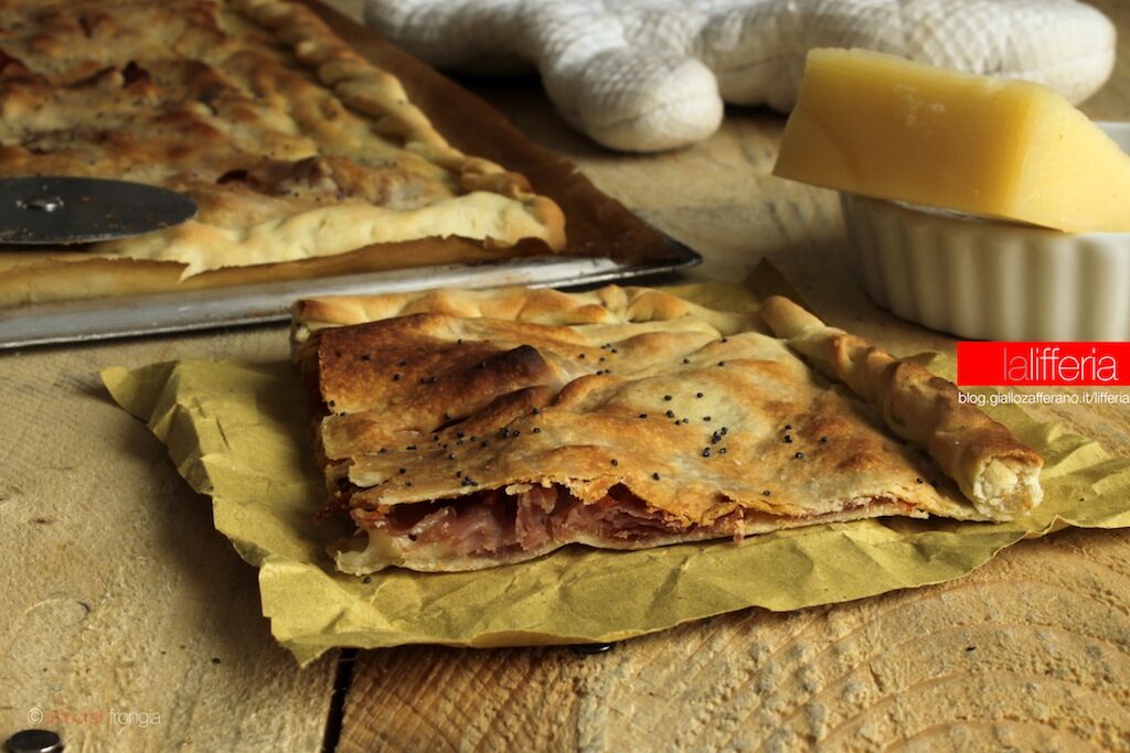 Focaccia senza lievito con Asiago e prosciutto