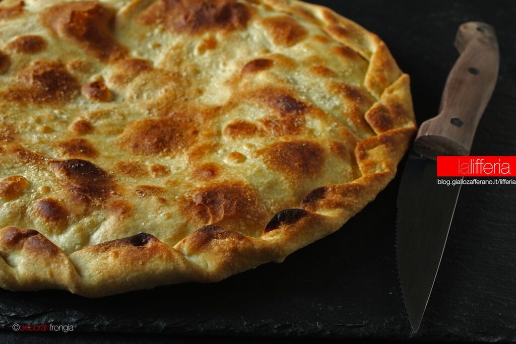 Focaccia senza lievito con formaggio al rosmarino