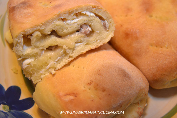 Focaccia siciliana ricotta e salsiccia