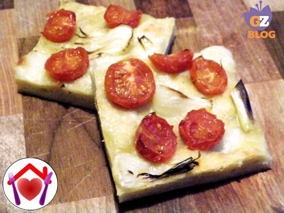 Focaccia soffice alle patate con cipollotti e pomodorini