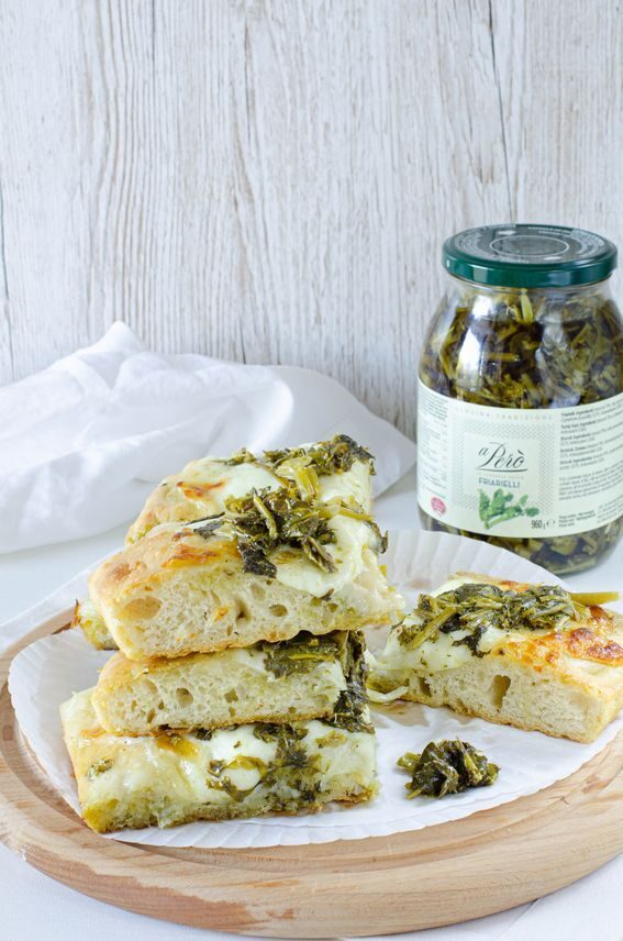 Focaccia soffice con mozzarella e friarielli di le conserve daune