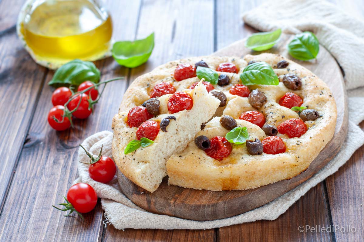 Focaccia soffice con pomodorini e olive
