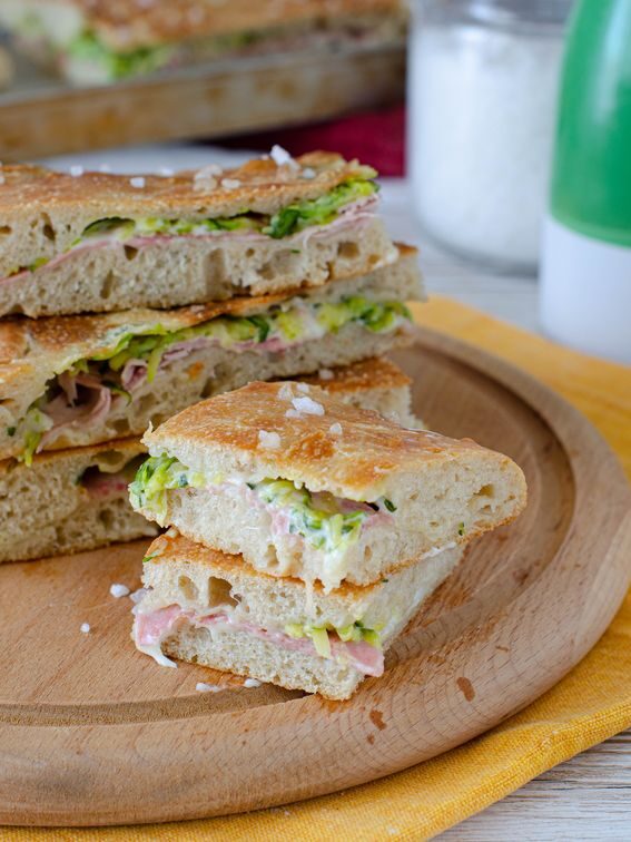 Focaccia soffice ripiena di zucchine formaggio e prosciutto