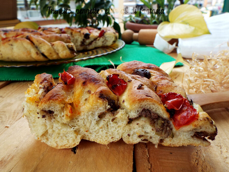 Focaccia spirale con olive e pomodorini cotti al forno