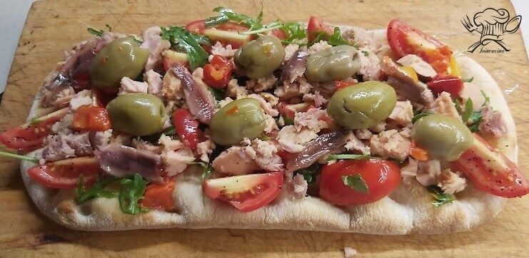 Focaccia tonno acciughe e olive