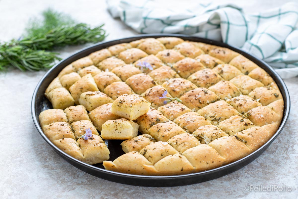 Focaccia trapunta alle erbe aromatiche