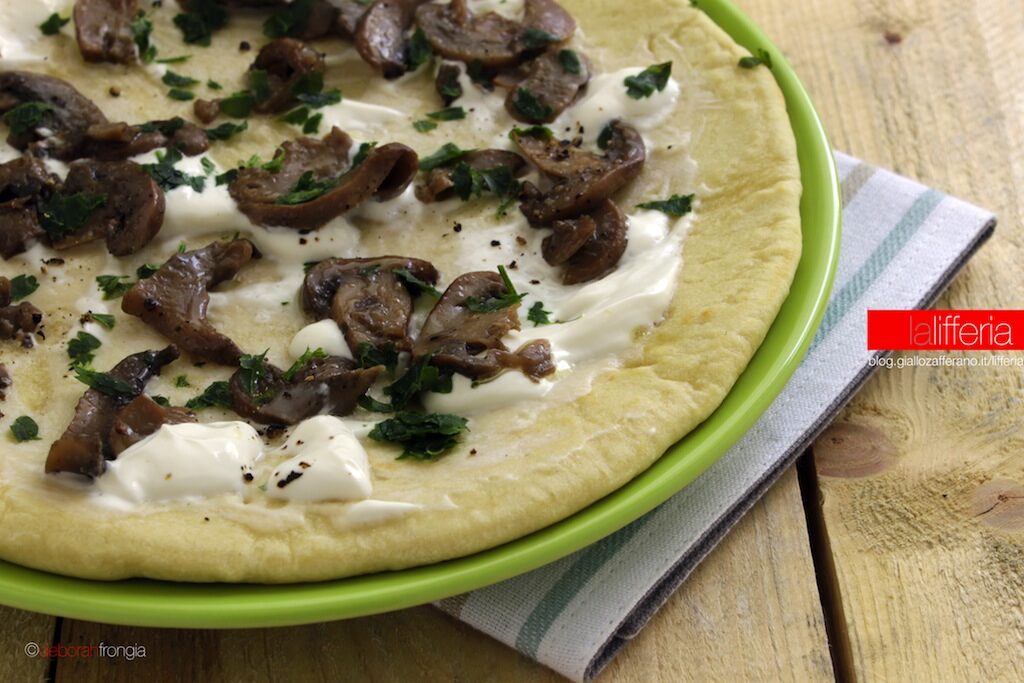 Focaccia veloce ai funghi e formaggio