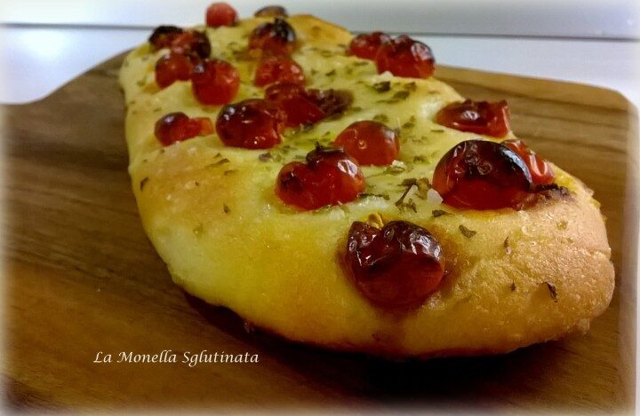 Focaccina con ciliegini di lievito madre