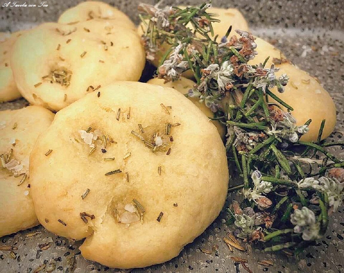 Focaccine al rosmarino veloci e senza lievitazione
