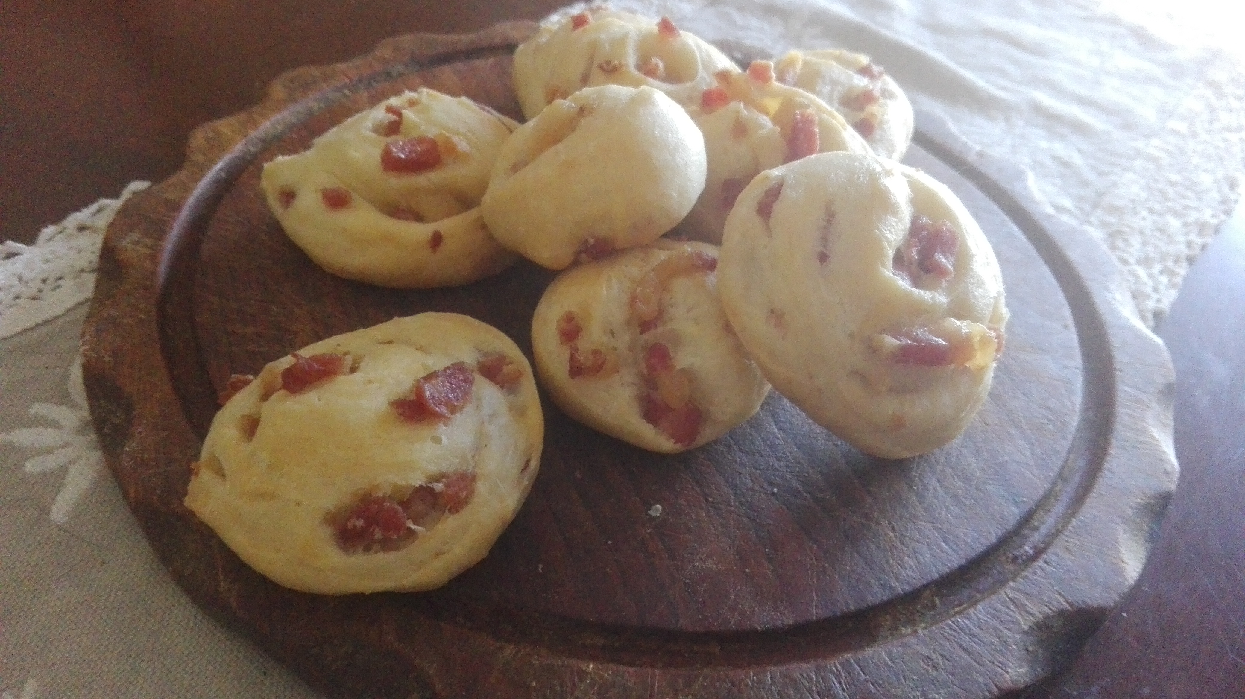 Focaccine alla pancetta affumicata