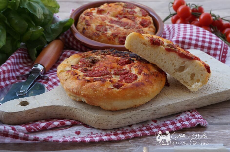 Focaccine classiche con pomodoro pelato e origano