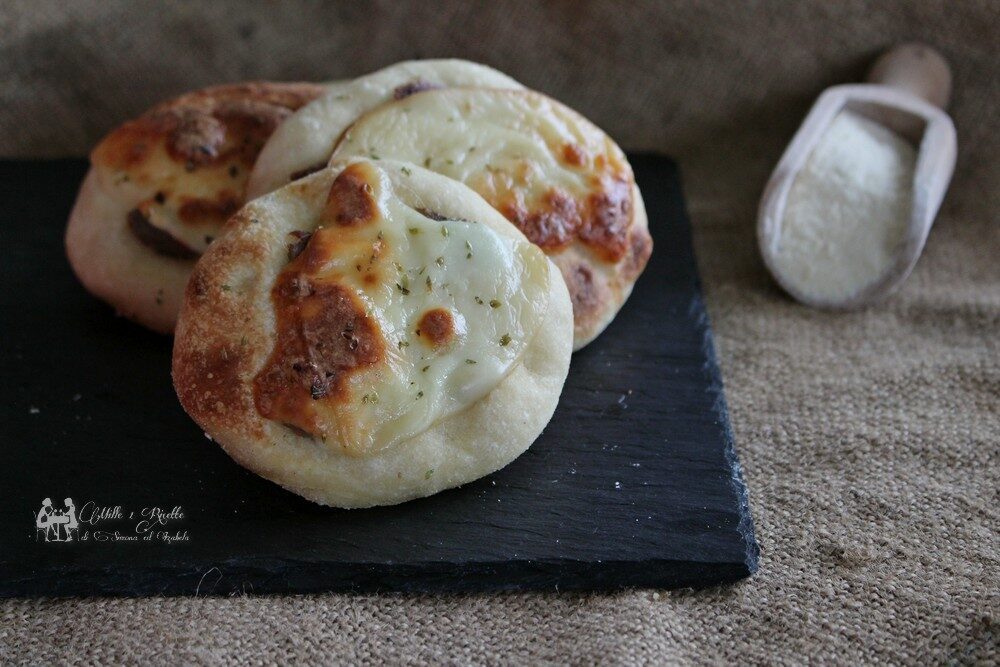 Focaccine con acciughe e provola